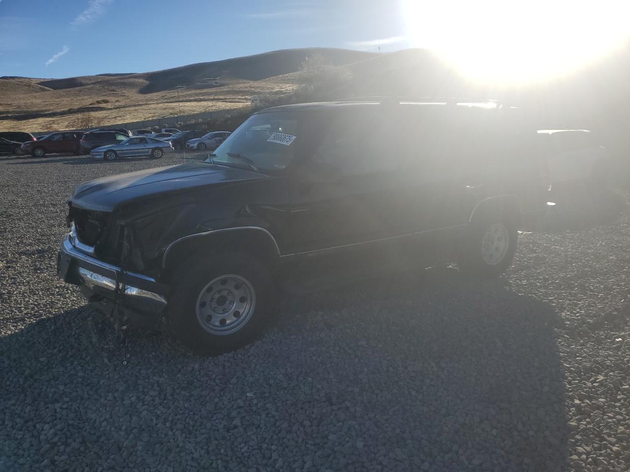 1996 GMC Yukon, VIN 1GKEK13R0TJ741932 — Front end