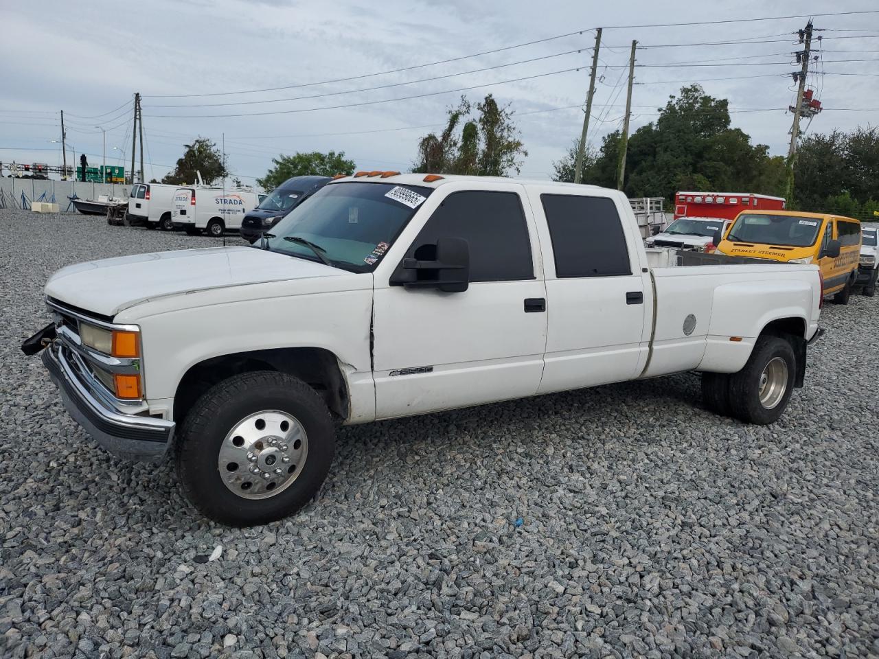 2000 Chevrolet Silverado 3500, VIN 1GCHC33J0YF402559 — Front end