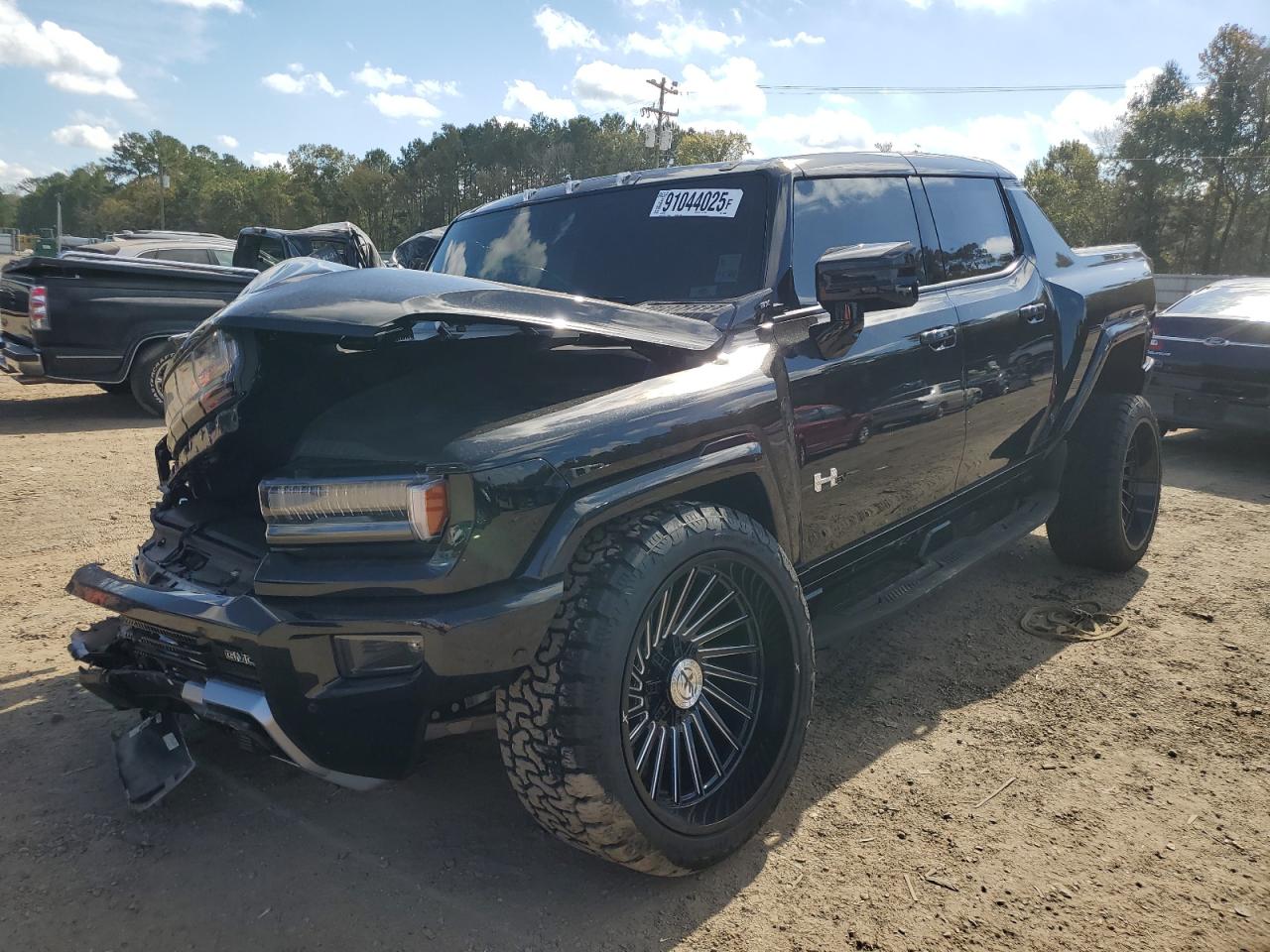 2025 GMC HUMMER EV Pickup 3X, VIN 1GT10DDBXSU104806 — Front end