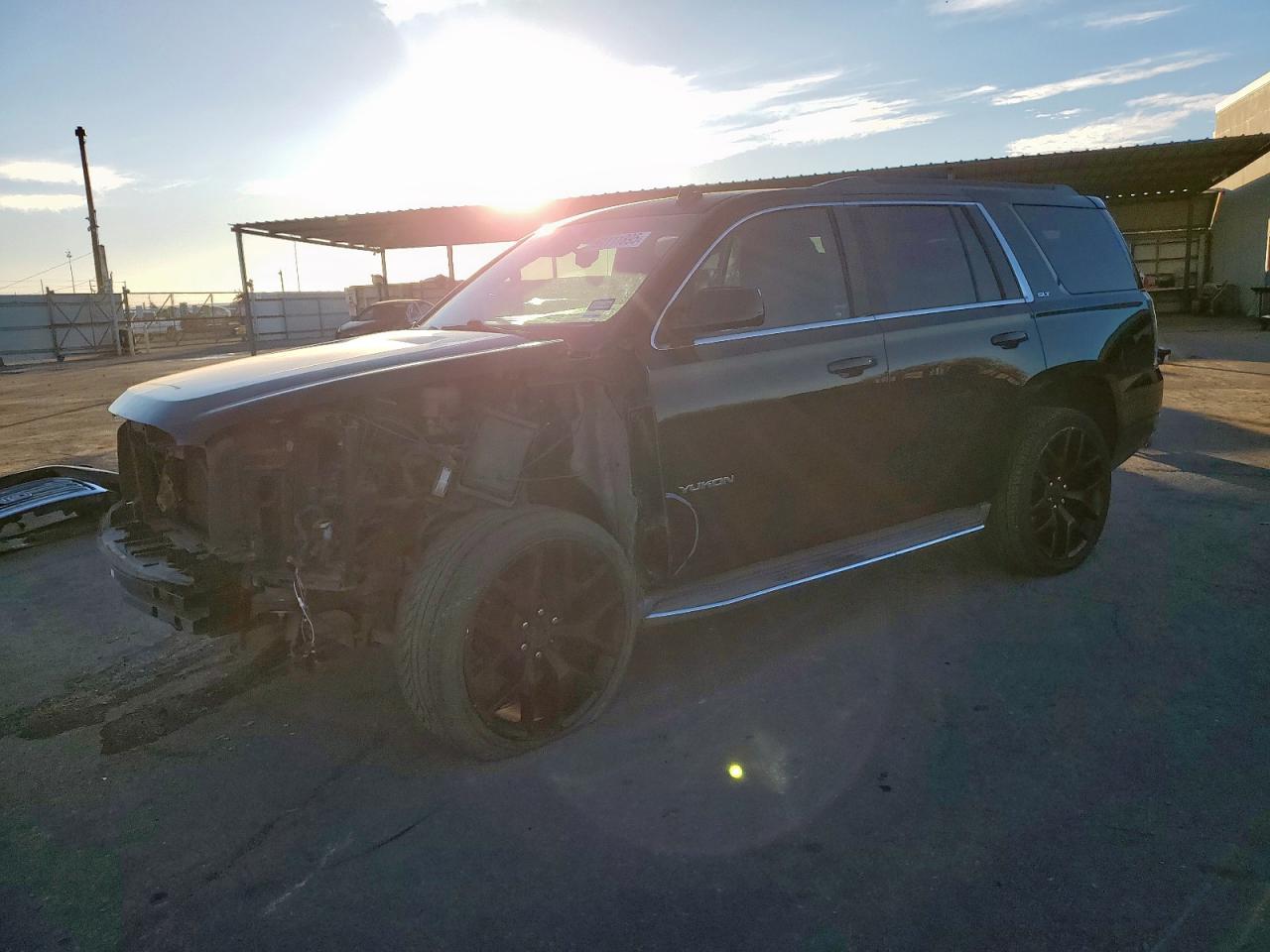 2015 GMC Yukon SLT, VIN 1GKS2BKC1FR144526 — Перед