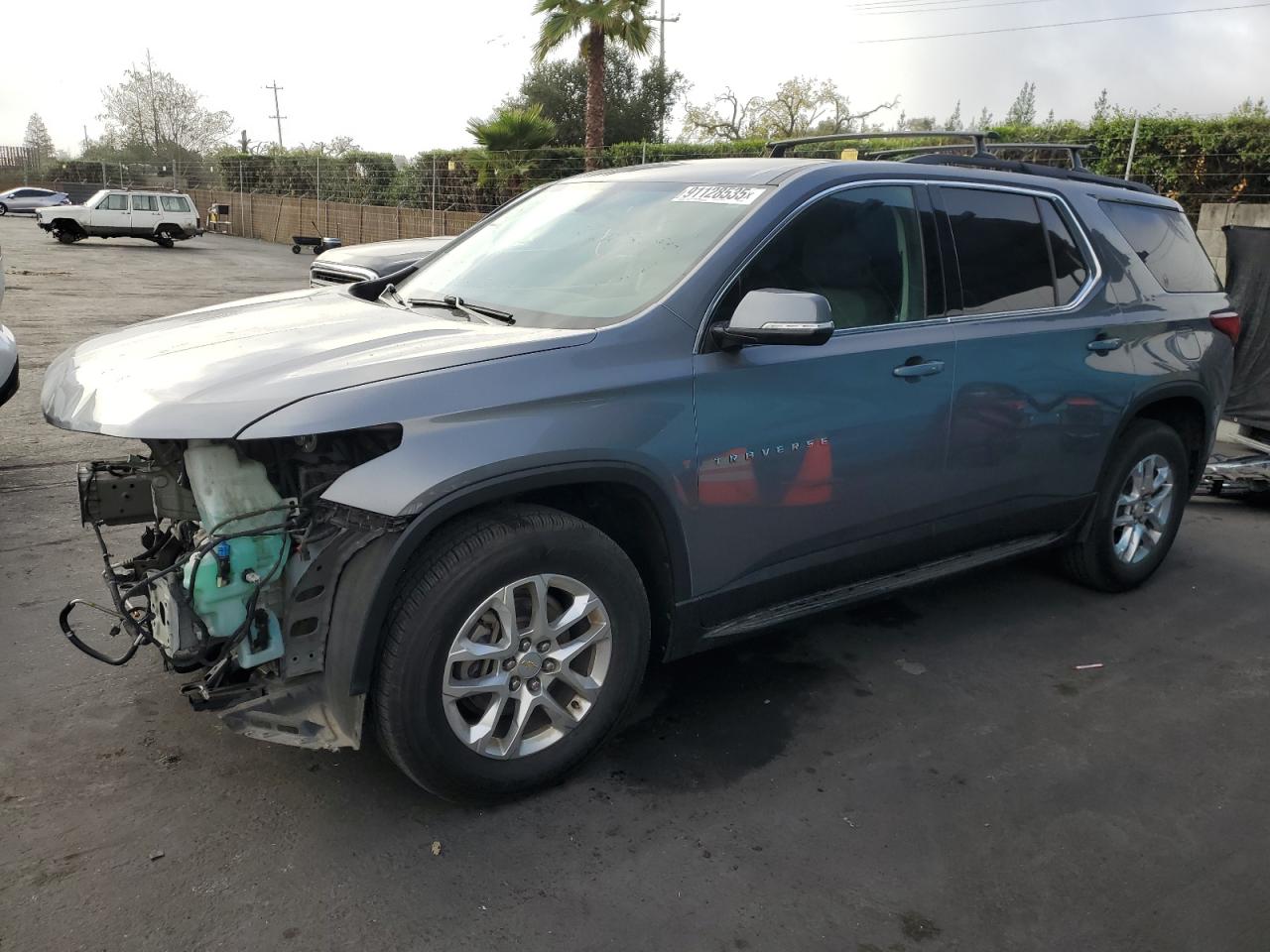2019 Chevrolet Traverse LT Cloth, VIN 1GNERGKW0KJ263261 — Front end