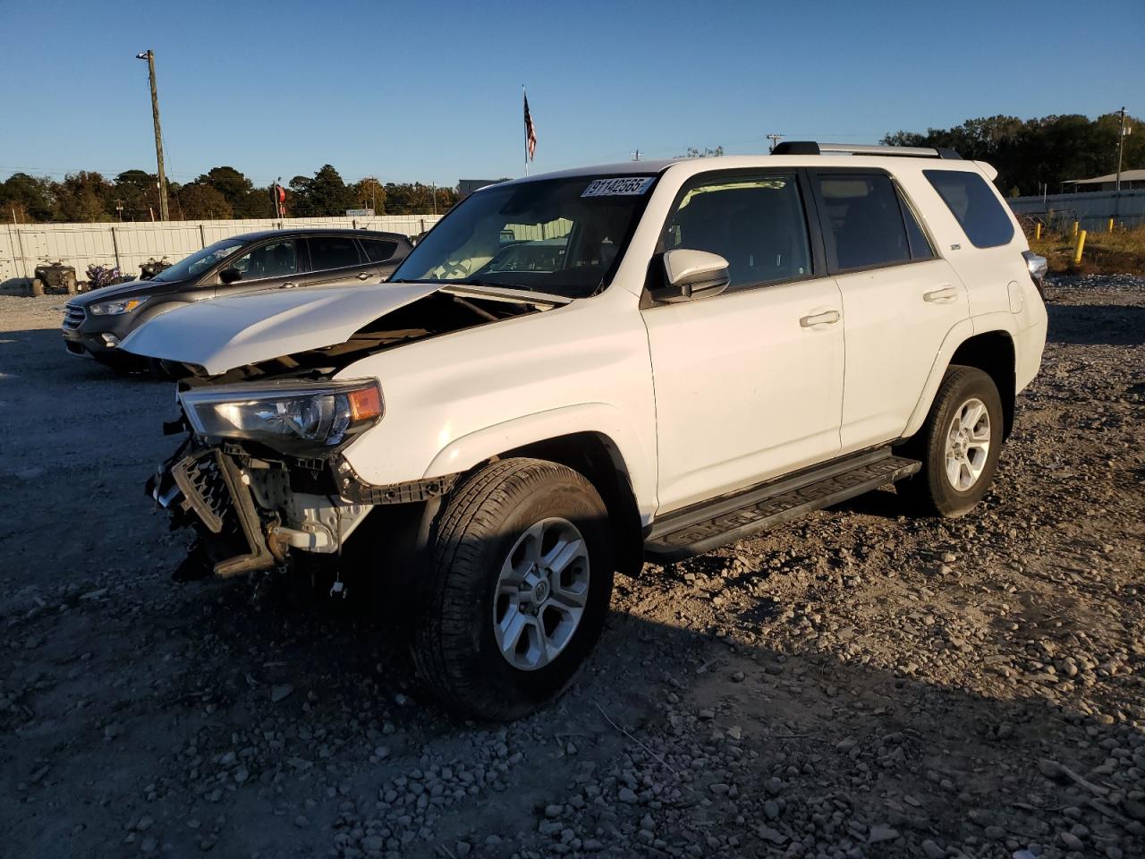 2021 Toyota 4Runner SR5, VIN JTEMU5JR6M5928013 — Front end