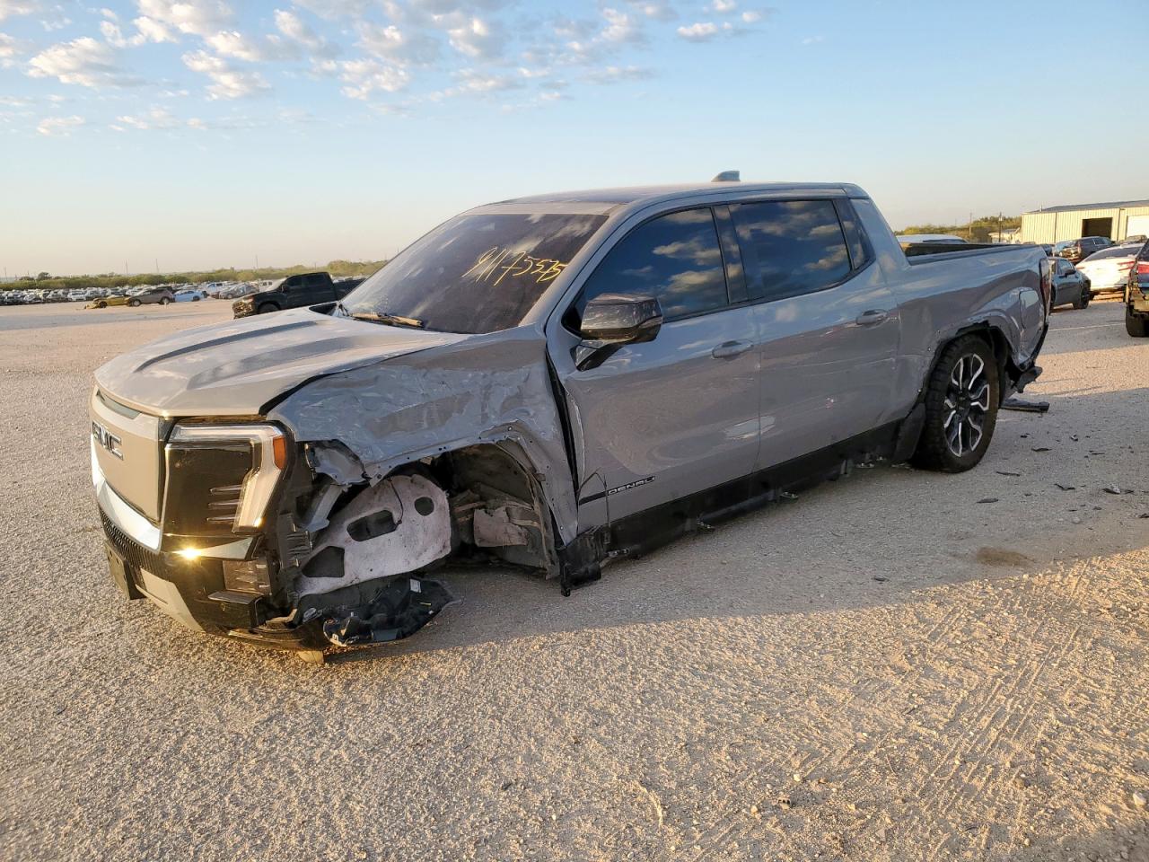 2025 GMC Sierra EV Max Range Denali, VIN 1GT40LEL0SU404868 — Бок