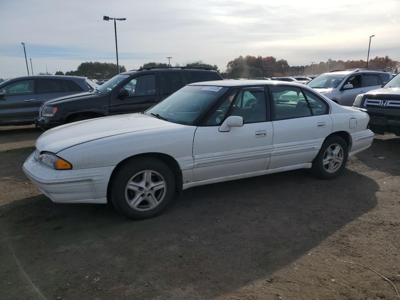 1999 Pontiac Bonneville SE, VIN 1G2HX52KXXH242756 — Rear end