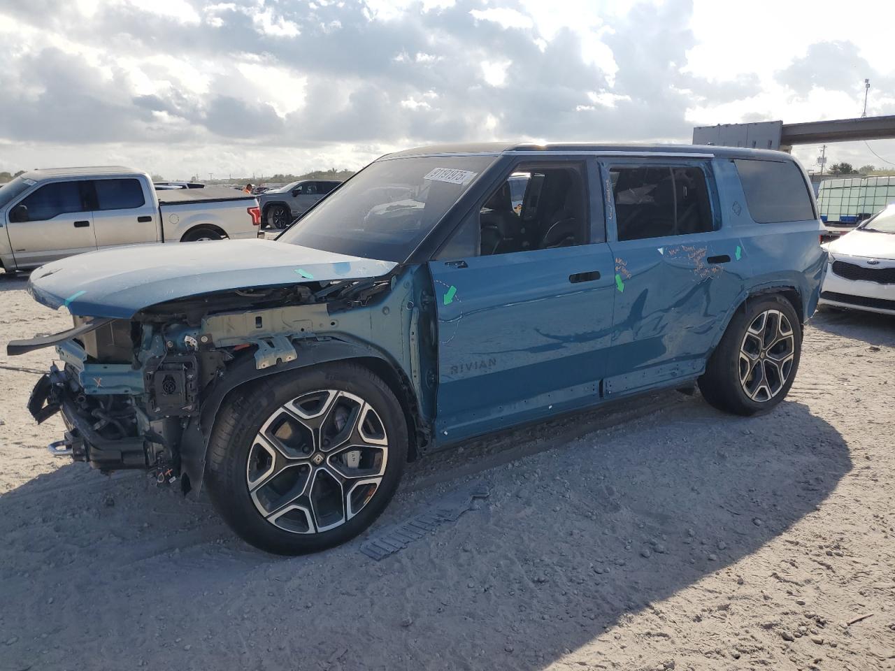 2025 Rivian R1S Adventure, VIN 7PDSGBBA4SN060965 — Front end