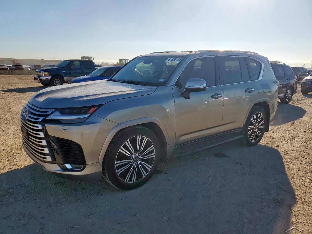 2024 Lexus LX 600 Luxury, VIN JTJGB7CXXR4042611 — Вода / потоп