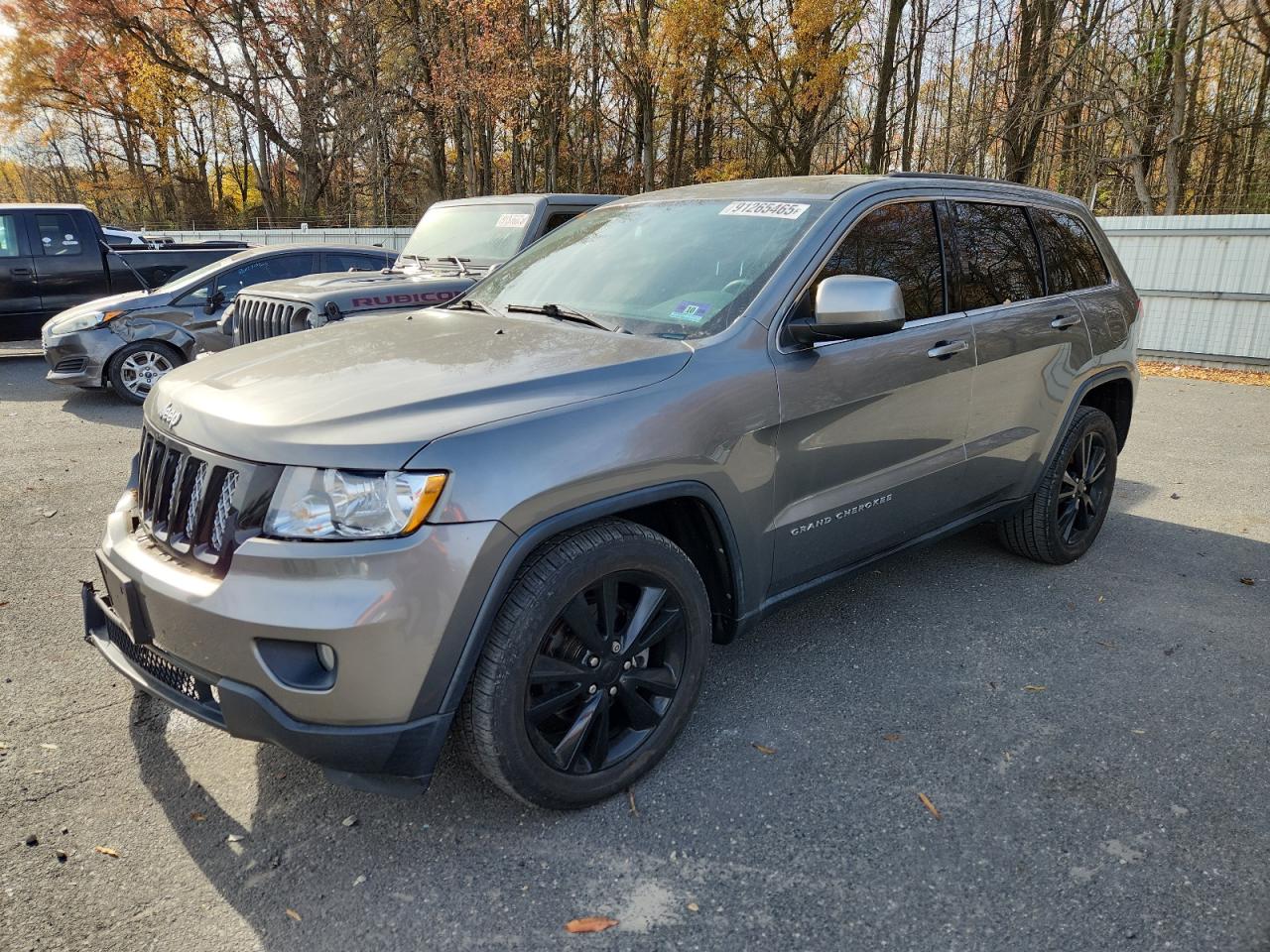 2013 Jeep Grand Cherokee Laredo, VIN 1C4RJFAT1DC614978 — Front end