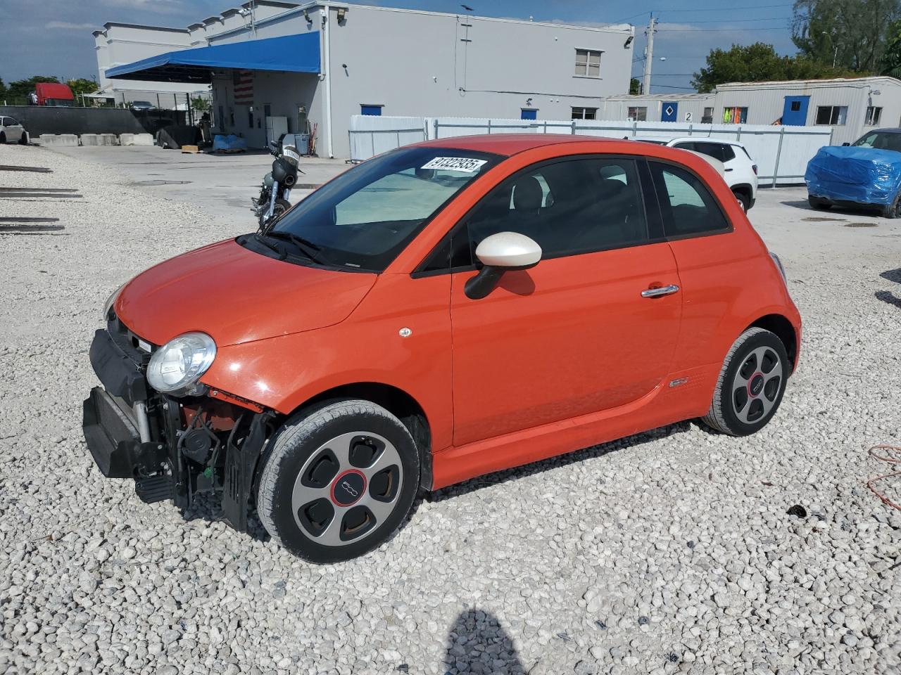 2015 FIAT 500e, VIN 3C3CFFGE4FT585715 — Side