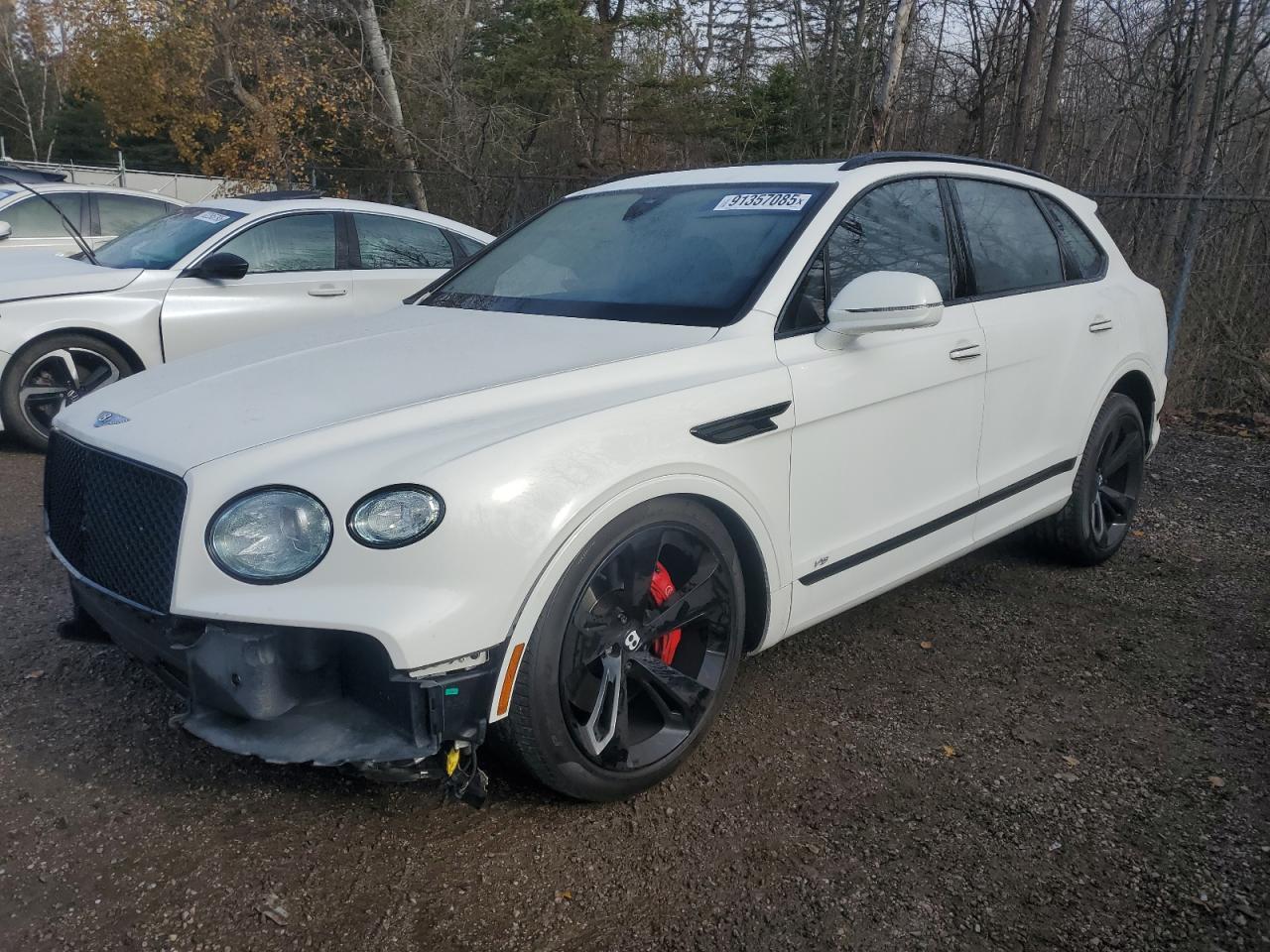 2021 Bentley Bentayga V8, VIN SJAAM2ZVXMC034004 — Front end