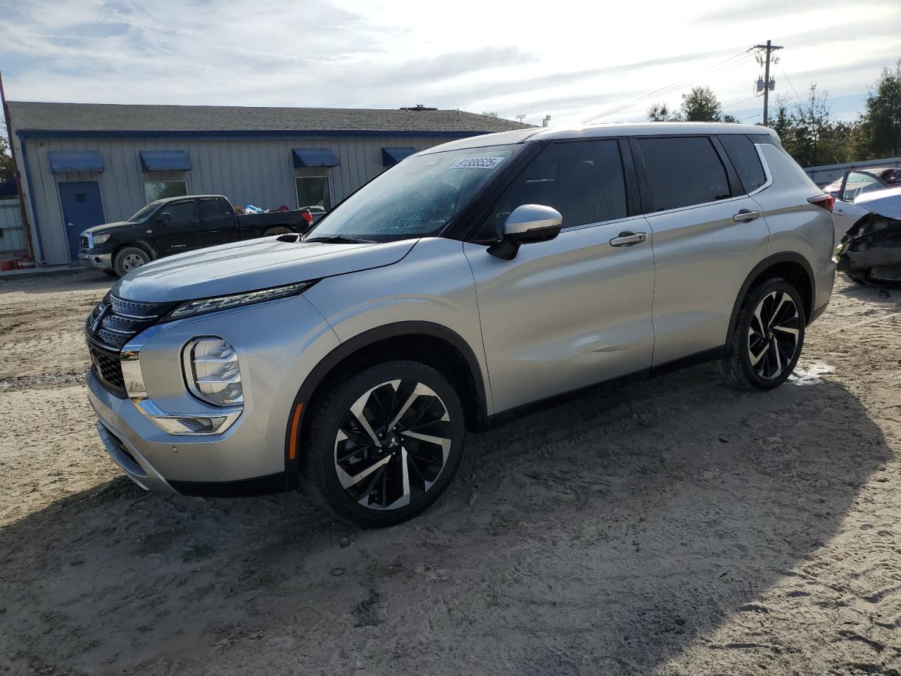 2022 Mitsubishi Outlander SE, VIN JA4J3UA85NZ011564 — Minor dents and scratches