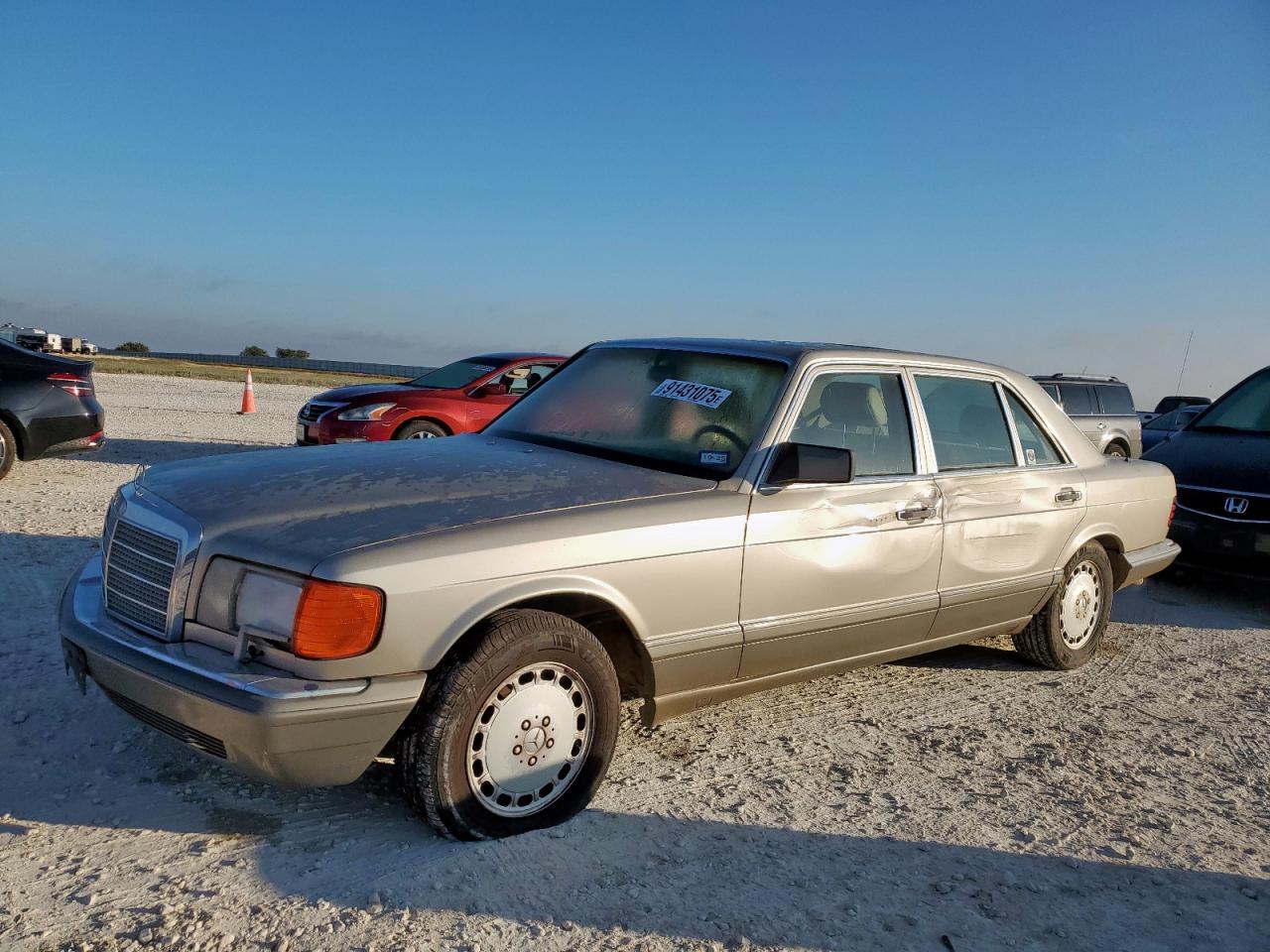 1990 Mercedes-Benz 420 SEL, VIN WDBCA35E1LA500150 — Side