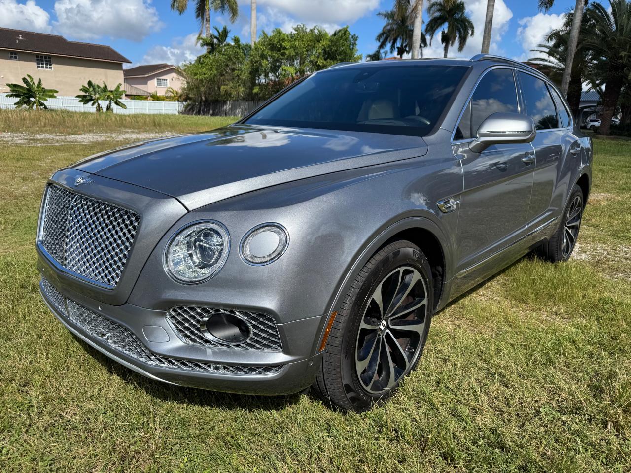 2019 Bentley Bentayga V8, VIN SJAAM2ZV9KC026702 — Мелкие вмятины и царапины