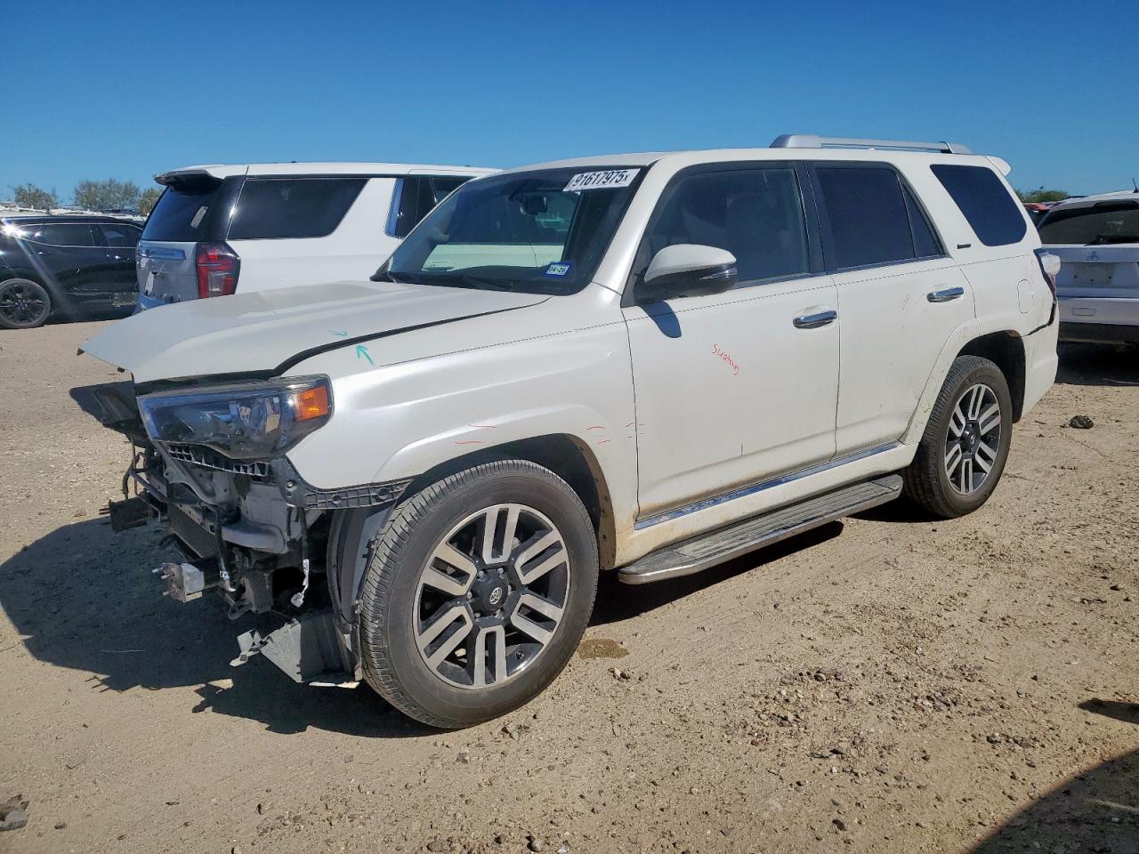 2019 Toyota 4Runner SR5, VIN JTEZU5JR6K5203952 — Front end