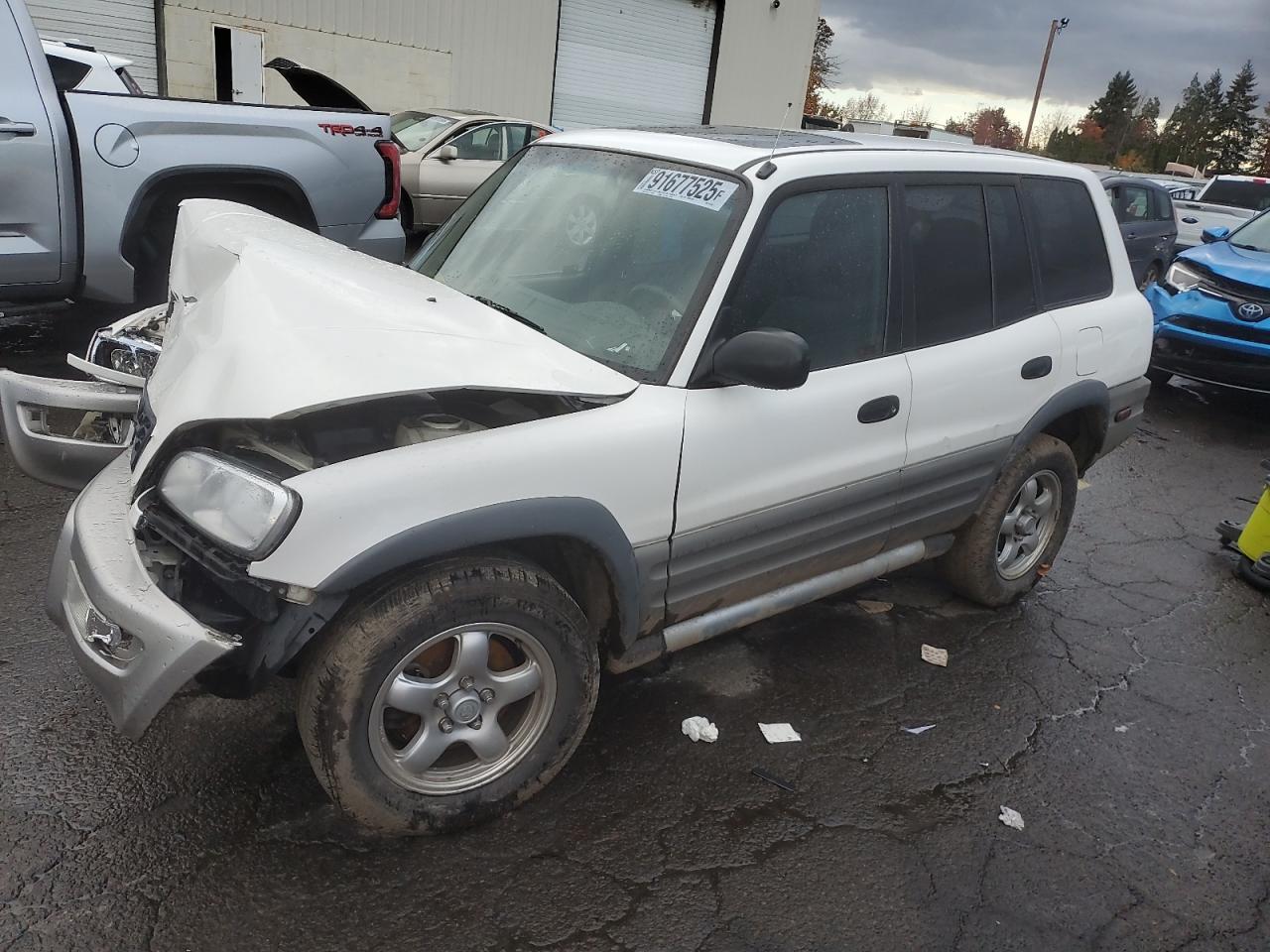 1998 Toyota RAV4, VIN JT3GP10V6W7041233 — Front end