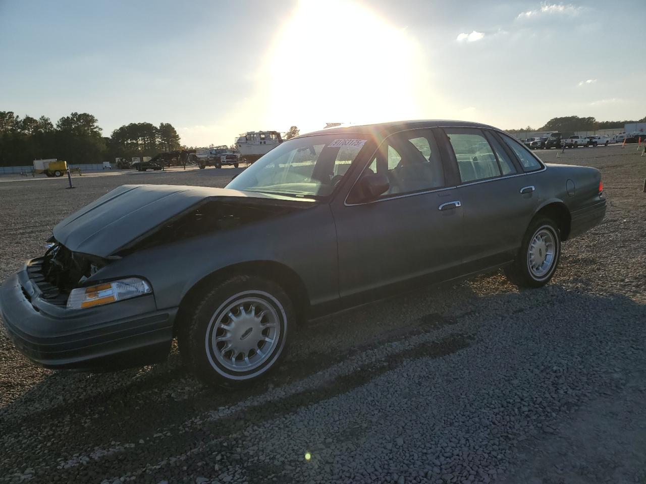 1996 Ford Crown Victoria LX, VIN 2FALP74W4TX209561 — Front end