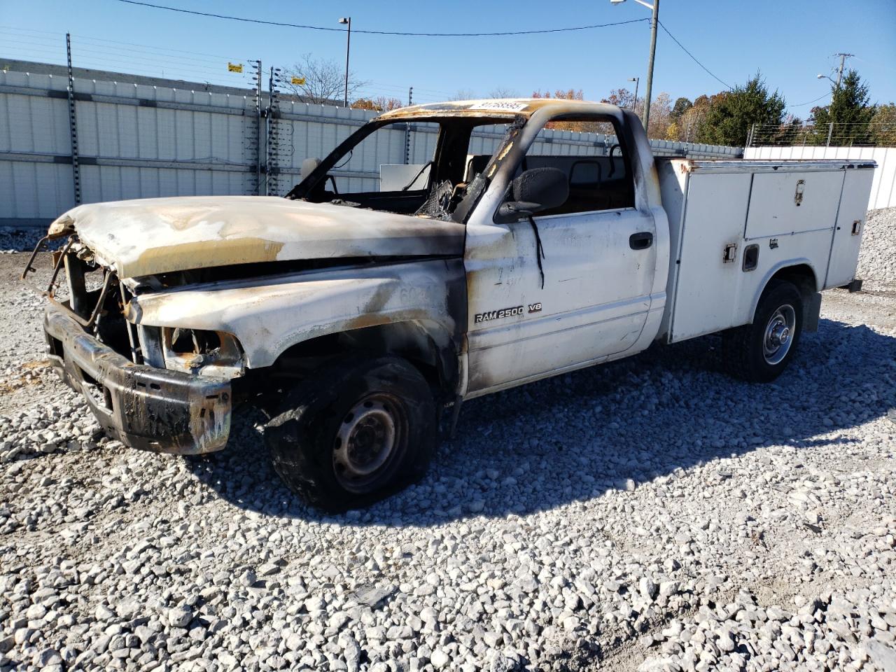 2001 Dodge Ram, VIN 3B6KC26Z01M545703 — Пожар в моторном отсеке