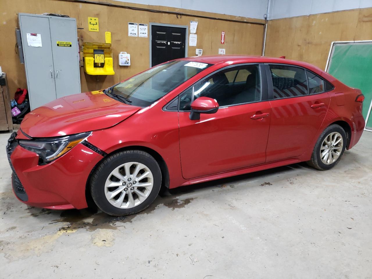 2020 Toyota Corolla LE, VIN 5YFVPRAE7LP103832 — Перед