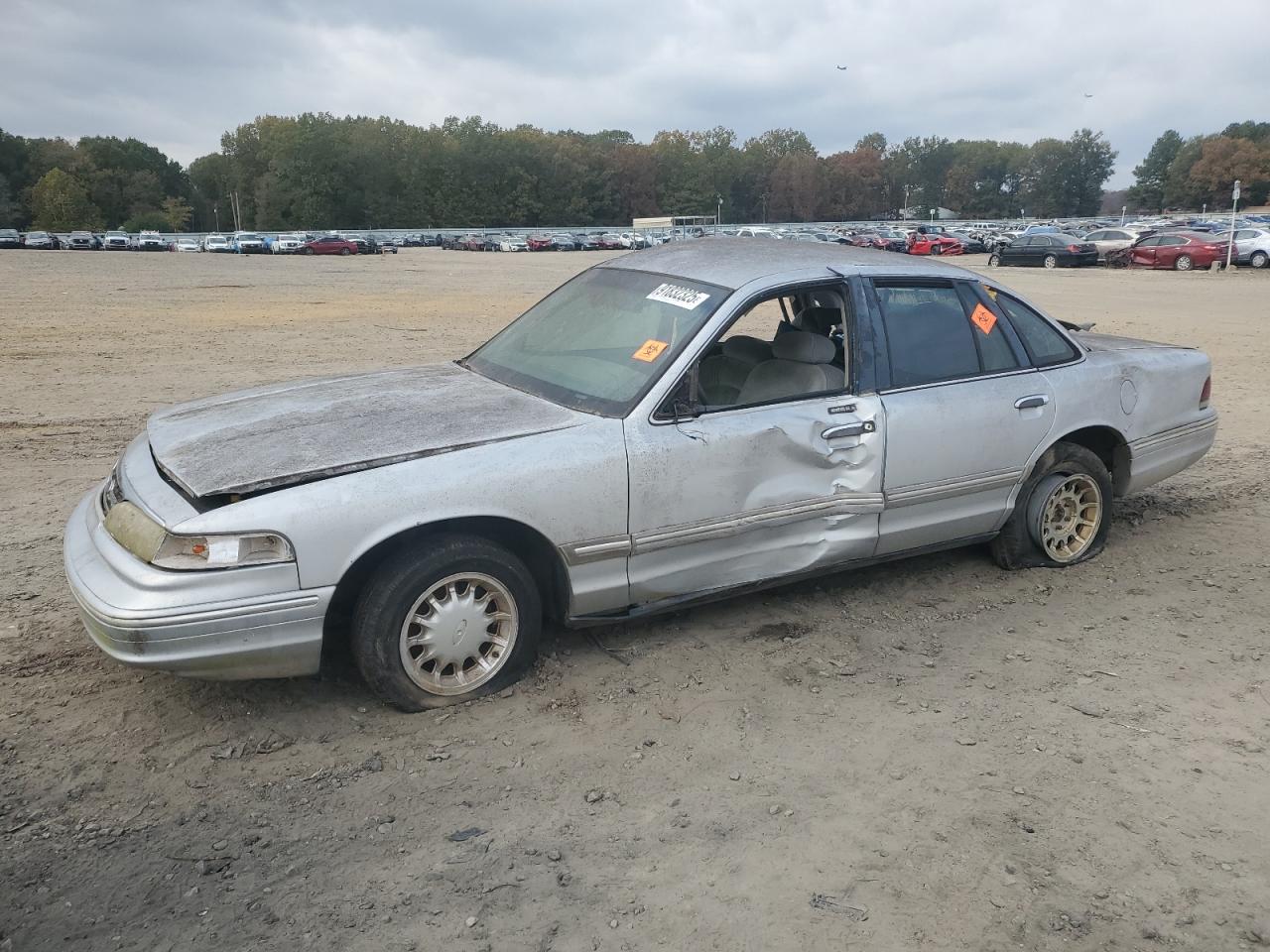 1996 Ford Crown Victoria LX, VIN 2FALP74W7TX112001 — Side