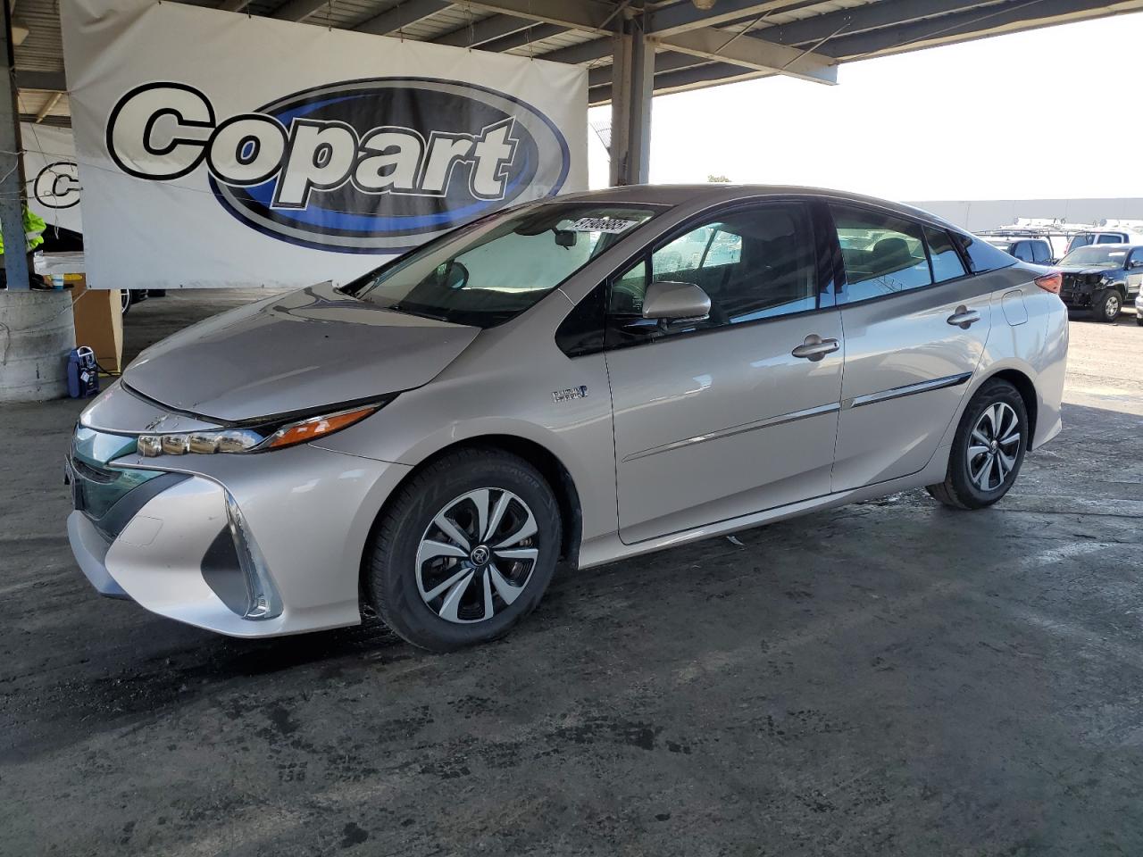 2018 Toyota Prius Premium, VIN JTDKARFP9J3100872 — Front end