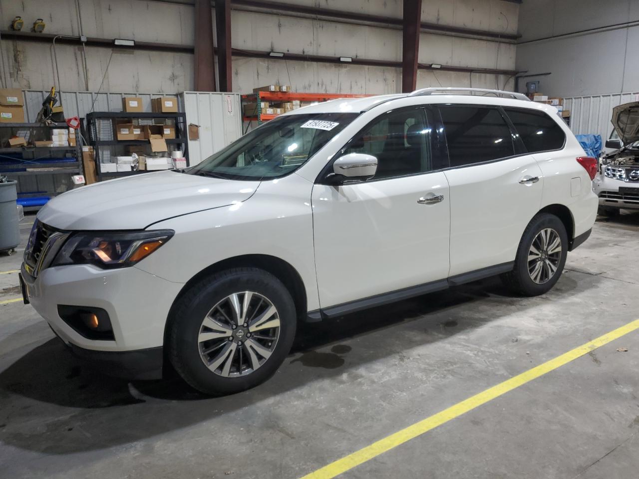 2017 Nissan Pathfinder Platinum, VIN 5N1DR2MM7HC664706 — Пожар в моторном отсеке