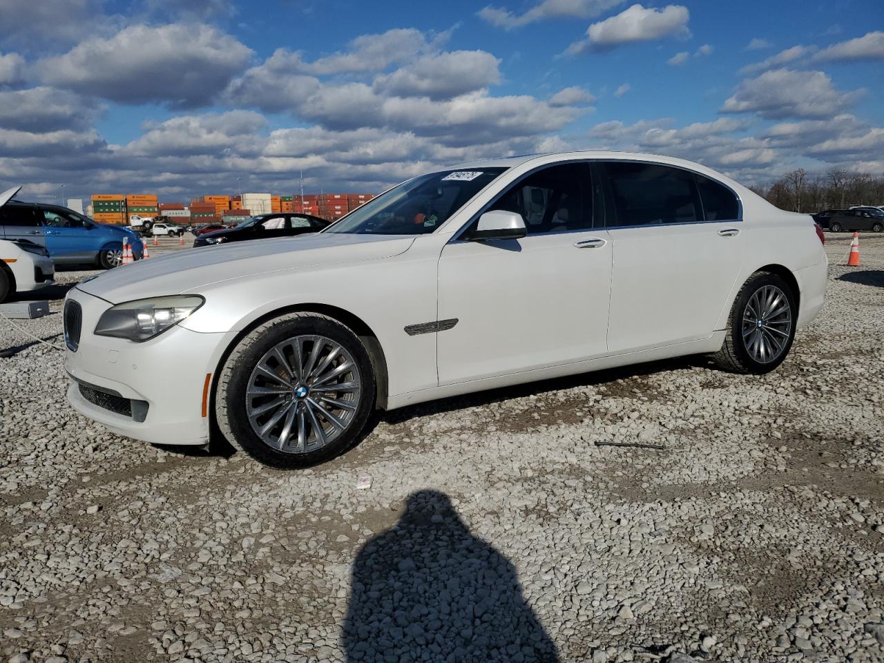 2011 BMW 7 Series 740Li, VIN WBAKB4C55BC573833 — Мелкие вмятины и царапины
