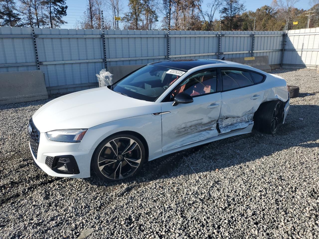 2022 Audi S5 Sportback Premium Plus, VIN WAUC4CF50NA015621 — Бок