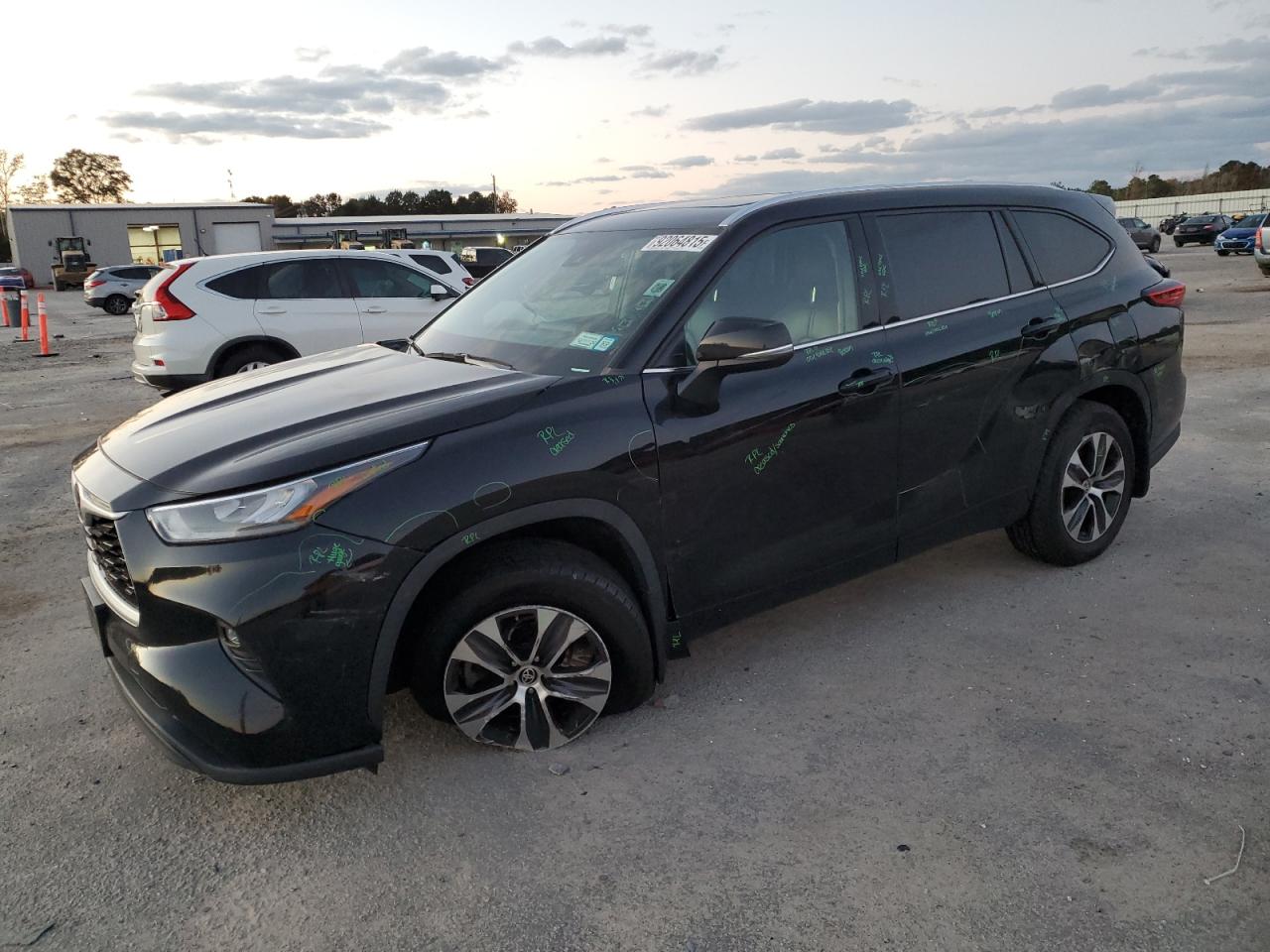 2020 Toyota Highlander XLE, VIN 5TDGZRBH6LS052181 — Side