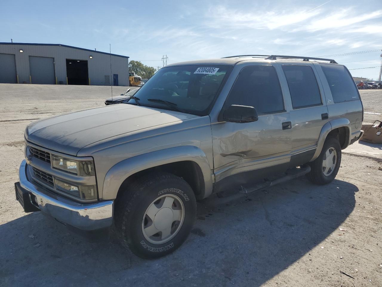 2000 Chevrolet Tahoe Z71, VIN 1GNEK13R7YR147348 — Side