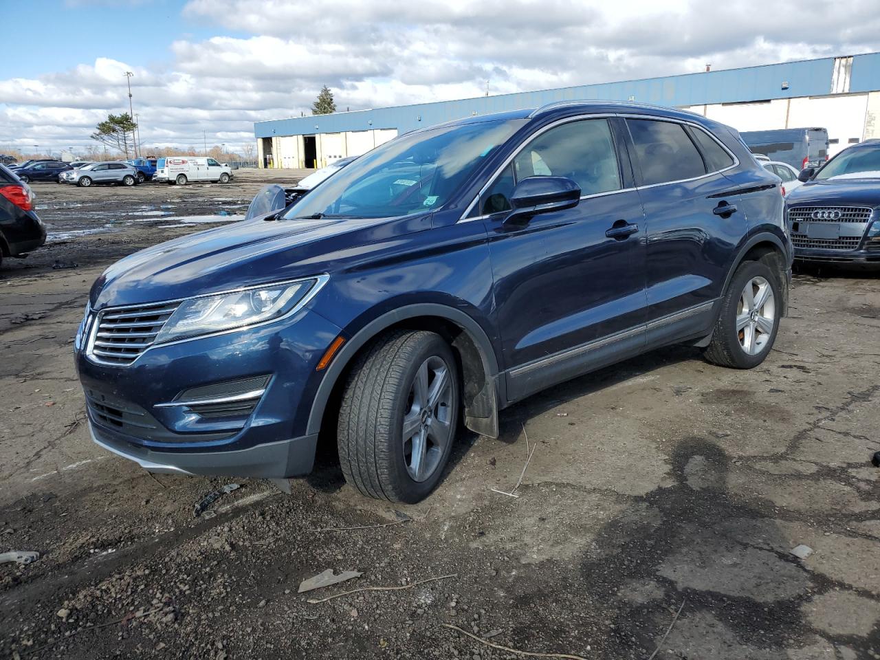 2017 Lincoln MKC Premiere, VIN 5LMCJ1C96HUL52314 — Side