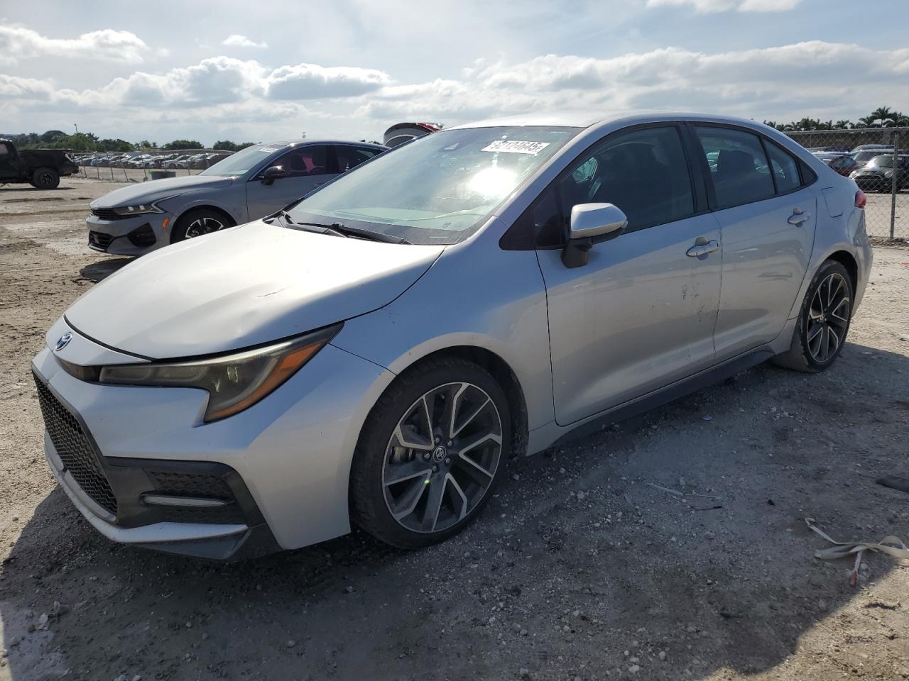 2020 Toyota Corolla SE, VIN 5YFS4RCE9LP041245 — Бок