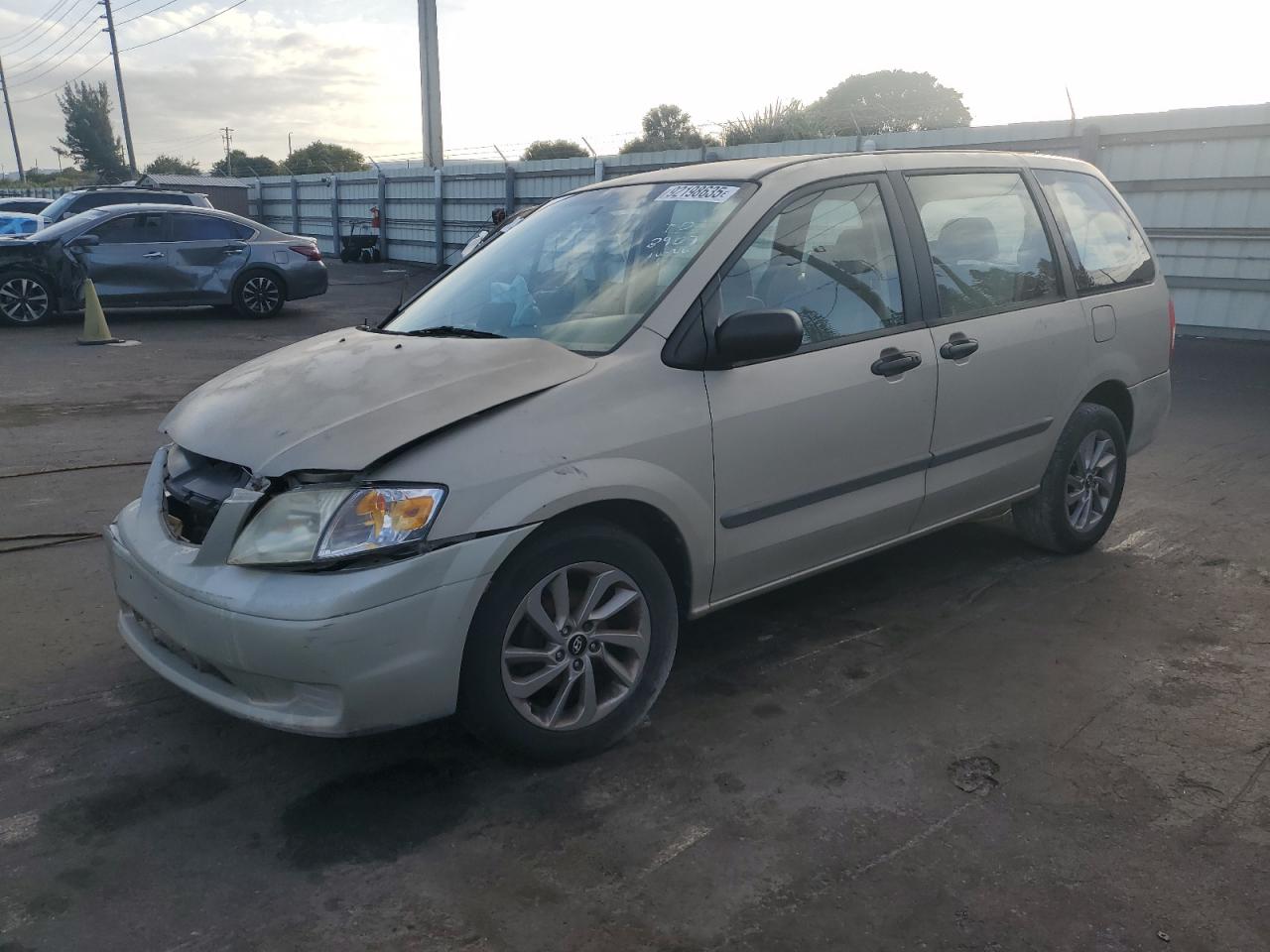 2001 Mazda MPV DX, VIN JM3LW28G310178907 — Front end