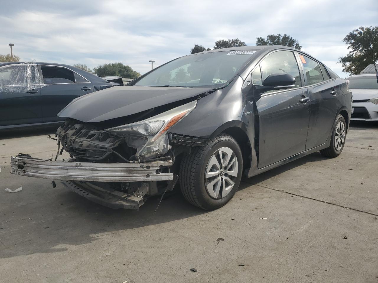 2018 Toyota Prius Three Touring, VIN JTDKARFU4J3550290 — Front end
