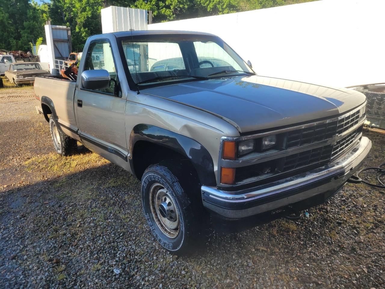 1989 Chevrolet K2500, VIN 1GCGK24K4KE196546 — Front end