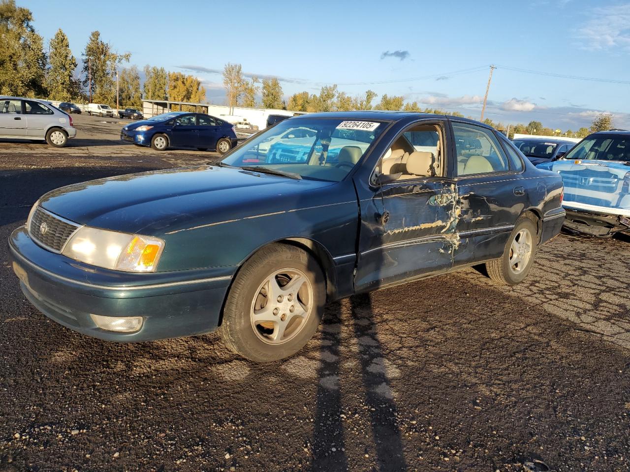 1999 Toyota Avalon XL, VIN 4T1BF18BXXU321853 — Side
