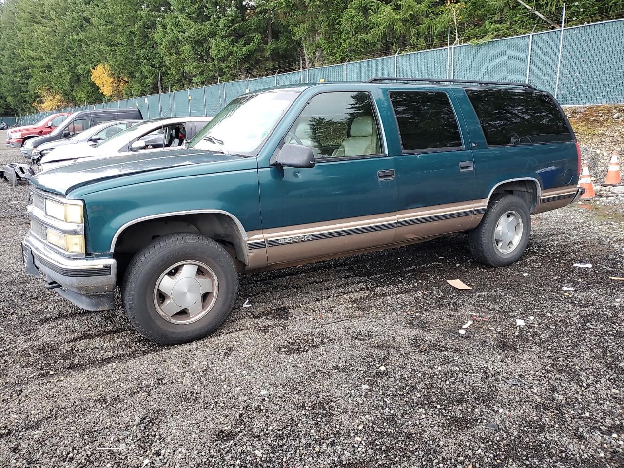 1996 GMC Suburban, VIN 1GKFK16R5TJ733406 — Side