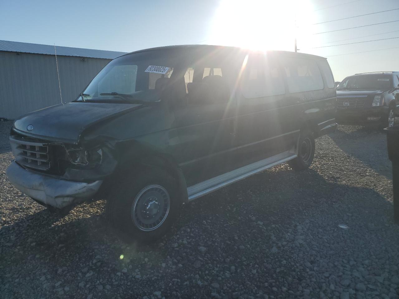 1994 Ford Econoline Wagon XL, VIN 1FBJS31H9RHA95648 — Front end