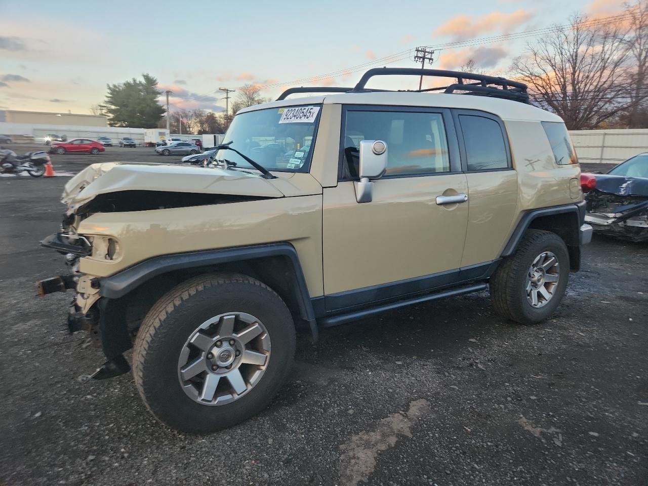 2014 Toyota FJ Cruiser, VIN JTEBU4BF2EK183642 — Front end