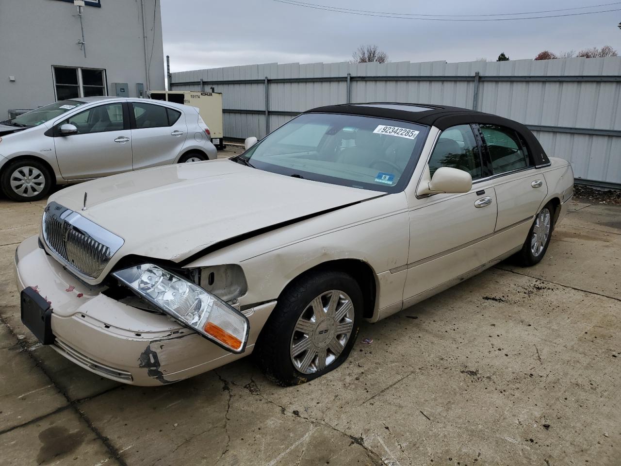 2003 Lincoln Town Car Cartier, VIN 1LNHM83W23Y619173 — Перед