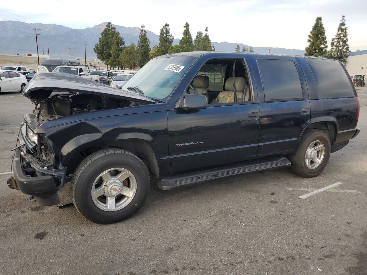2000 Chevrolet Tahoe Limited, VIN 1GNEC13R8YR211278 — Front end