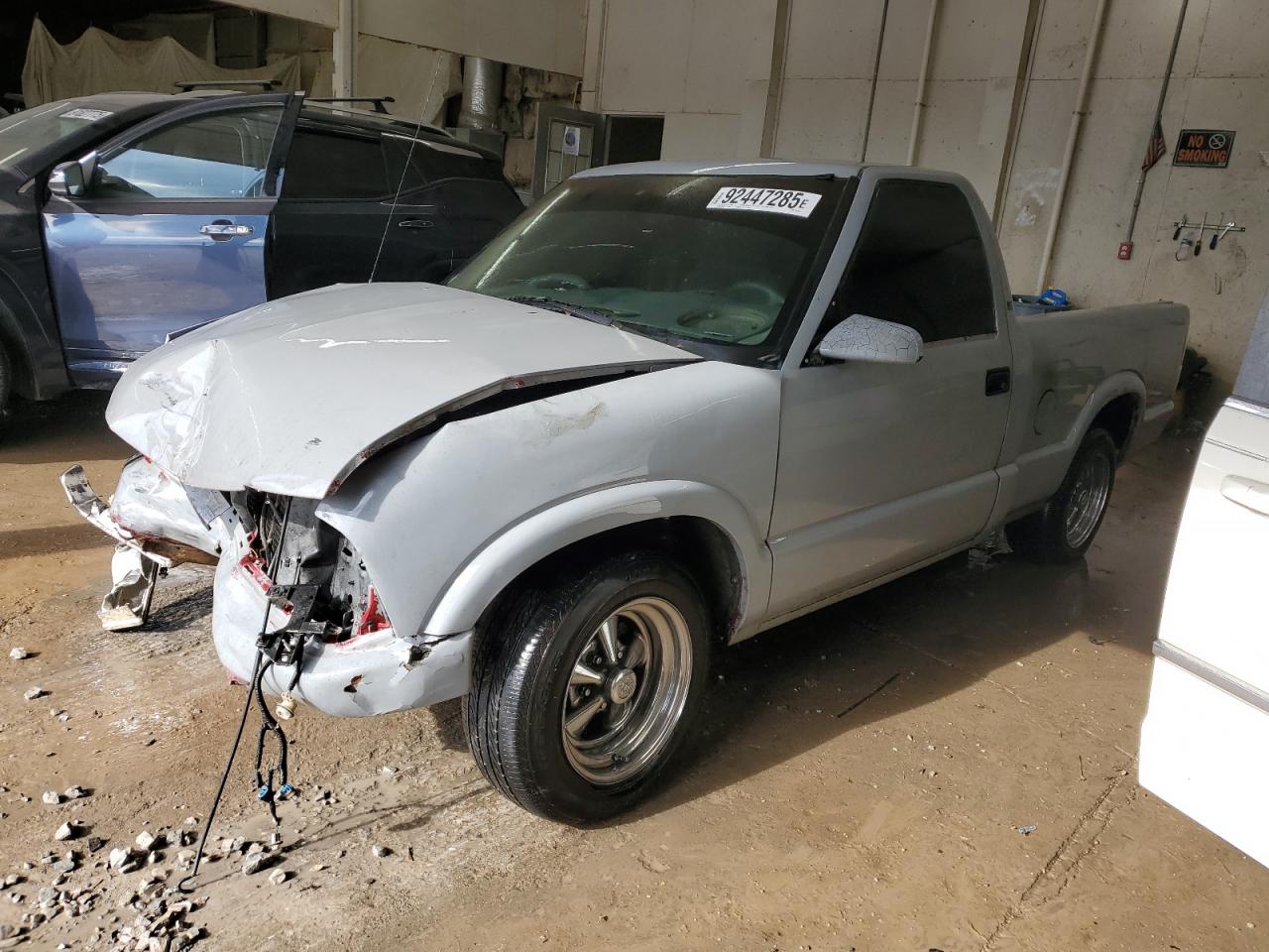 2000 Chevrolet S-10 LS, VIN 1GCCS1443Y8102772 — Front end