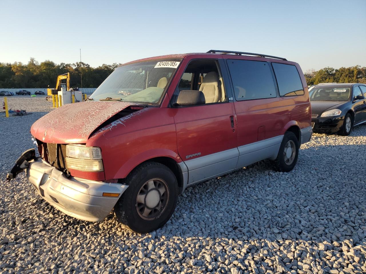 1997 GMC Safari, VIN 1GKDM19W9VB552700 — Front end