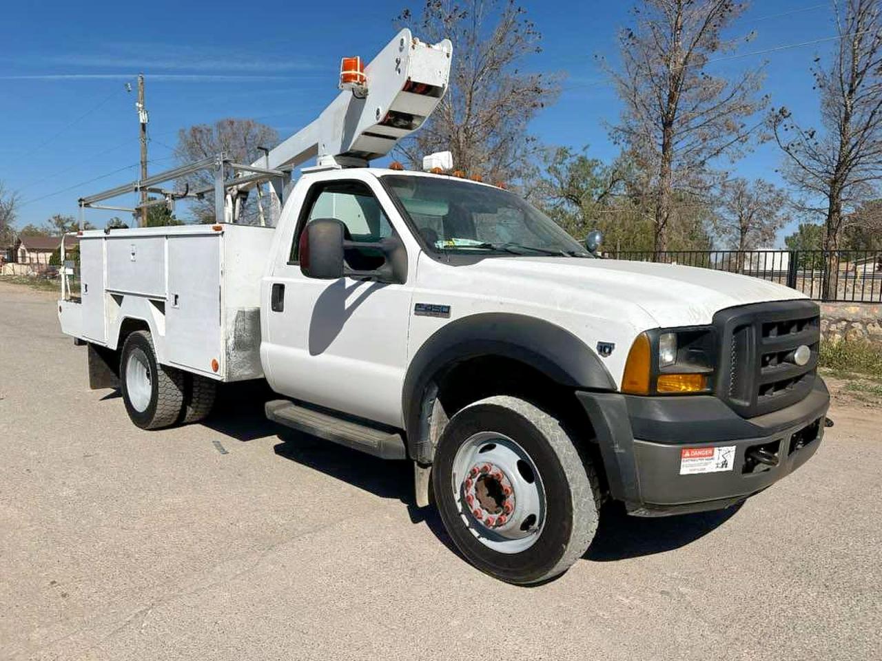 2006 Ford F-450, VIN 1FDXF46Y36ED64938 — Minor dents and scratches