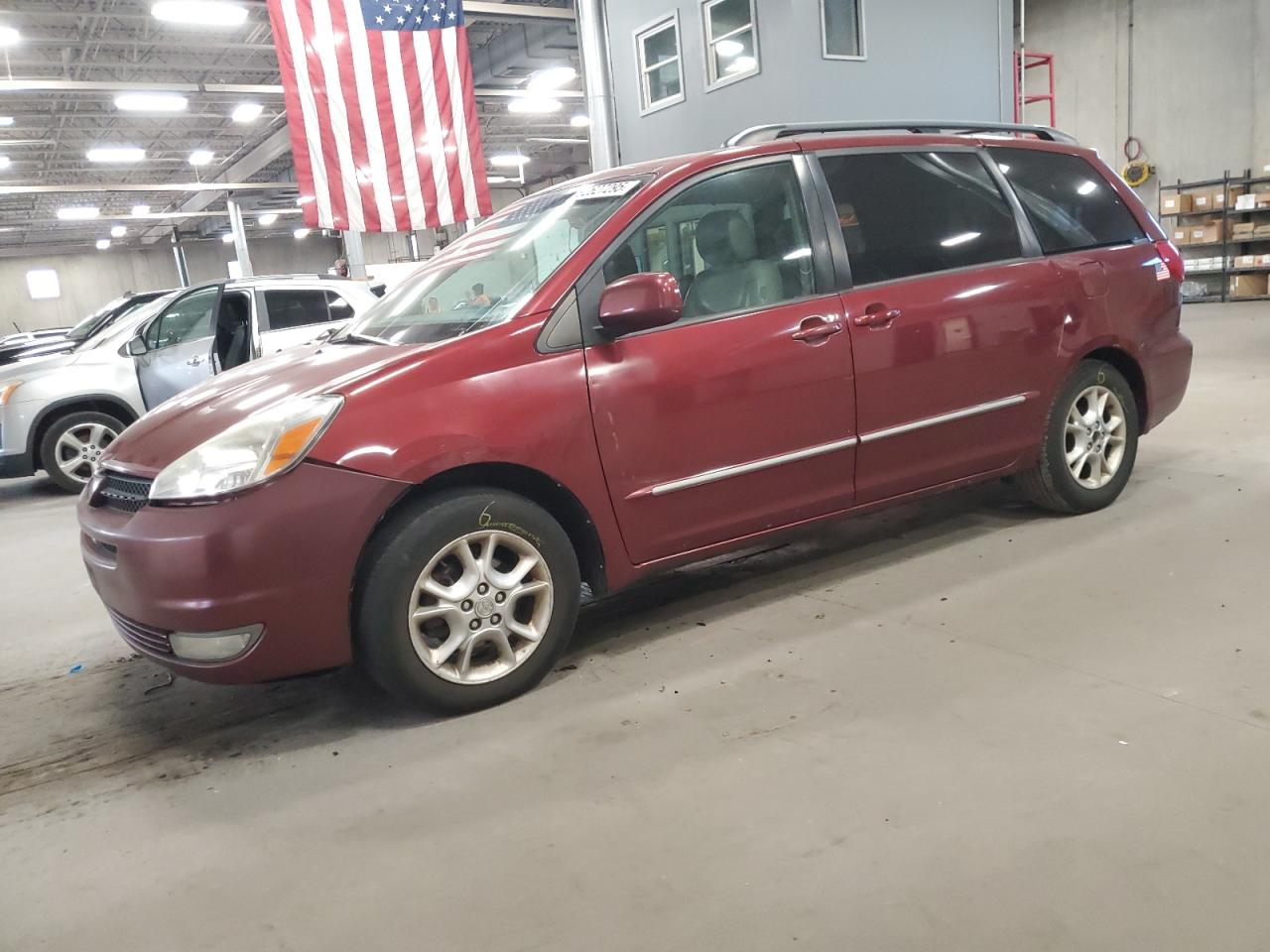 2005 Toyota Sienna XLE Limited, VIN 5TDZA22C95S236061 — Front end
