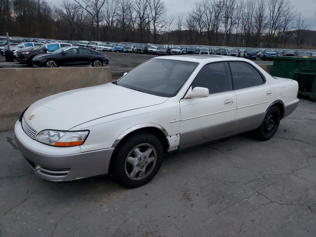 1994 Lexus ES 300, VIN JT8GK13T9R0069222 — Front end