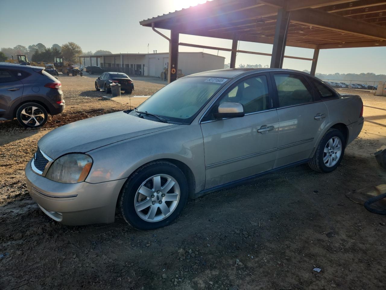 2005 Ford Five Hundred SEL, VIN 1FAFP24125G185239 — Front end