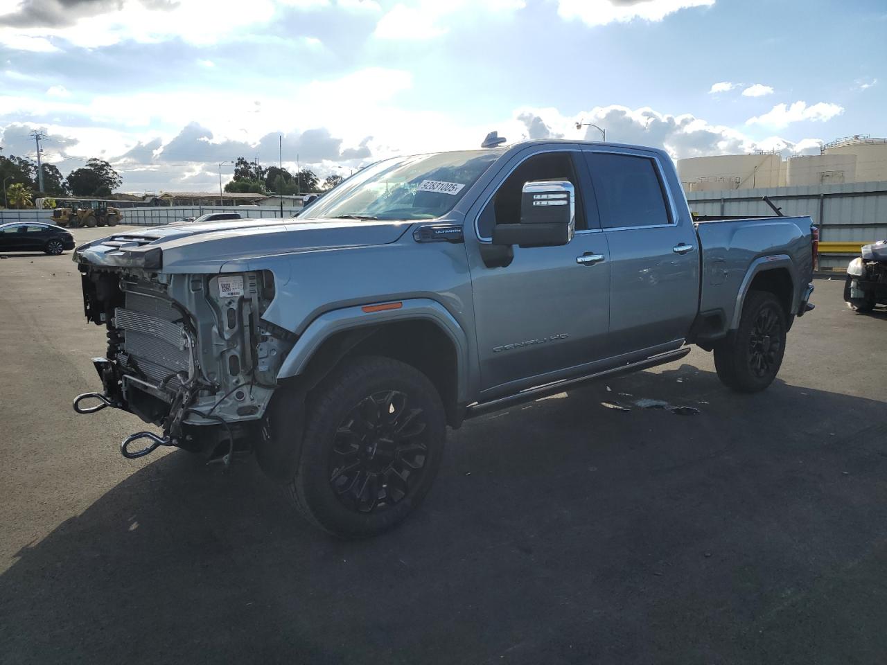 2025 GMC Sierra 2500HD Denali Ultimate, VIN 1GT4UXEY0SF340035 — Front end
