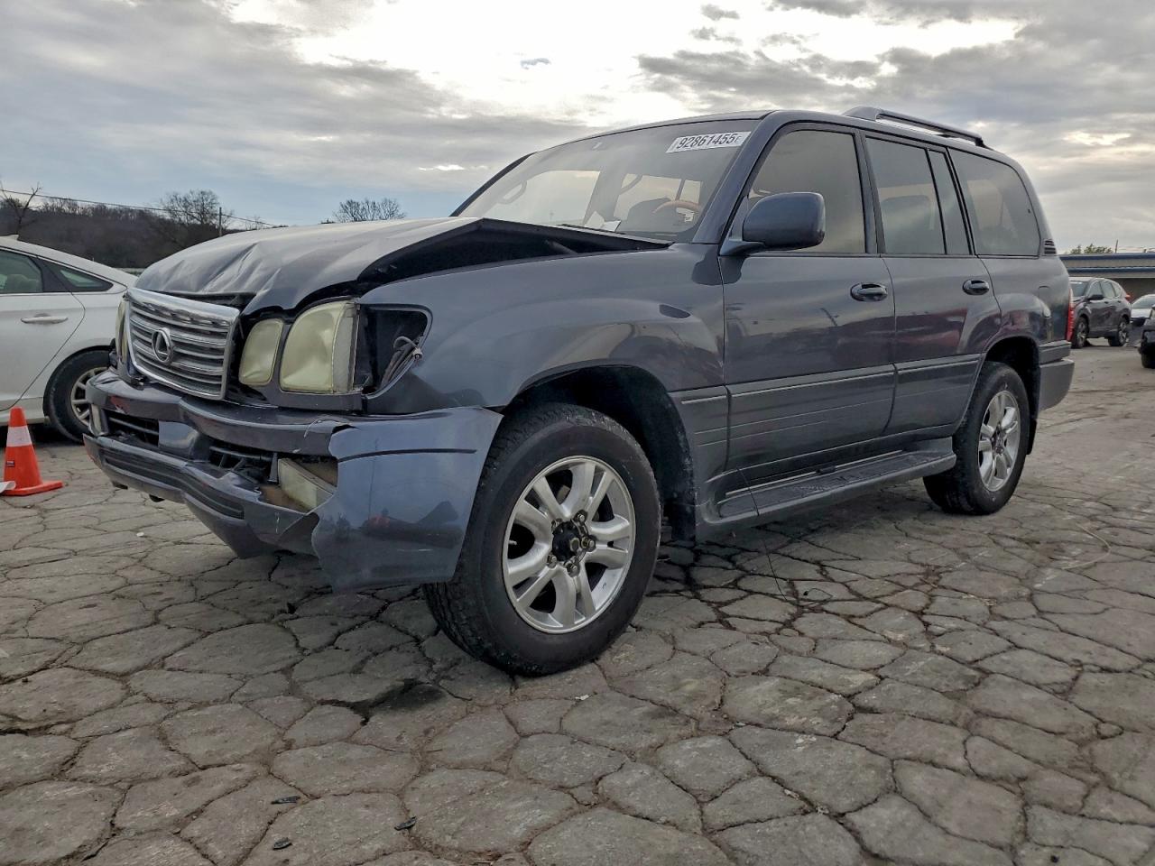 2003 Lexus LX 470, VIN JTJHT00W933525752 — Front end