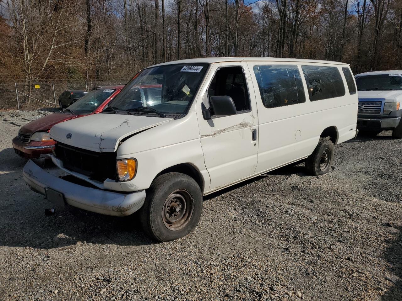 1996 Ford Econoline Wagon XL, VIN 1FBJS31H5THB56825 — Front end