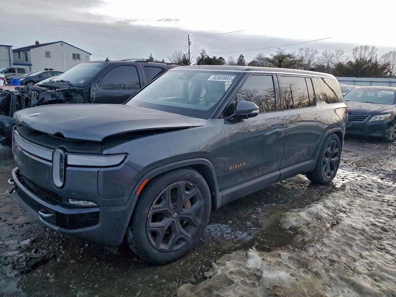 2023 Rivian R1S Adventure, VIN 7PDSGABA3PN029157 — Бок