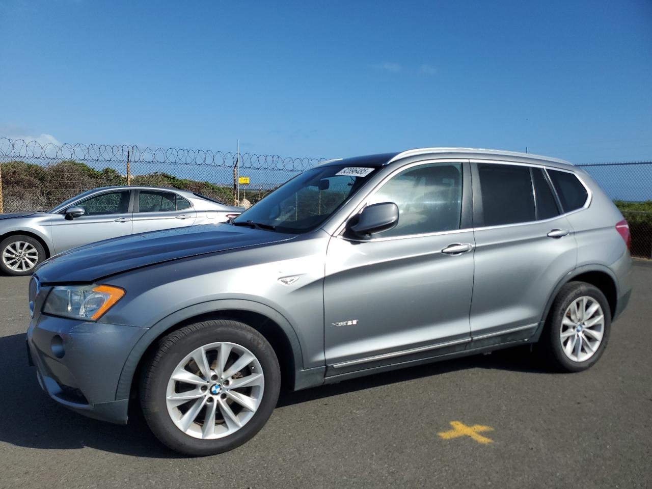 2012 BMW X3 28i, VIN 5UXWX5C59CL718299 — Бок